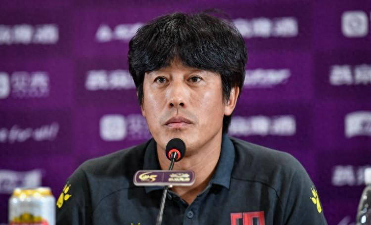 众多球迷纷 众多球迷纷